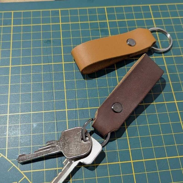 Elegacki brelok skórzany handmade Polska skóra naturalna koniak/mahoń