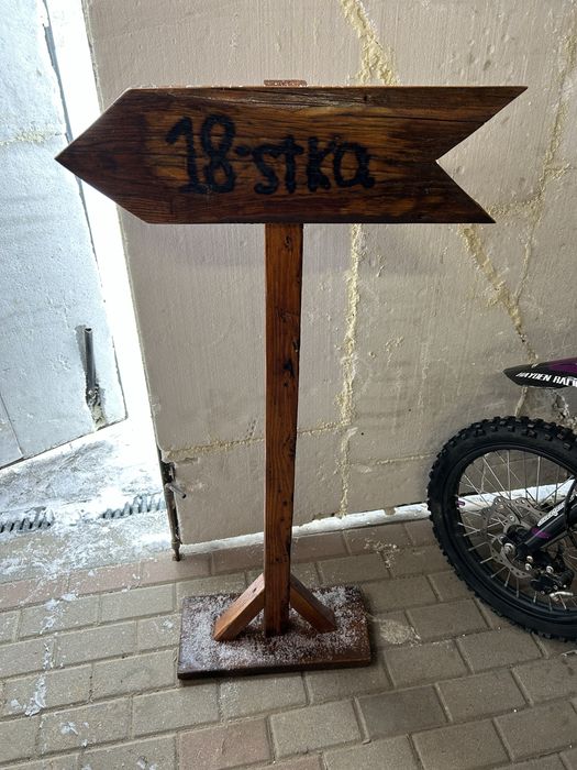 znak z drena osiemnastka 18 stka wypalony napis