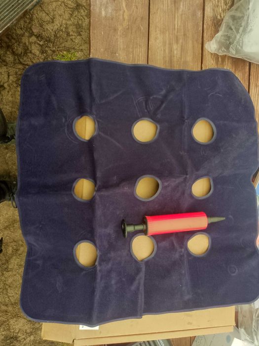 Pompowana poduszka na wodę