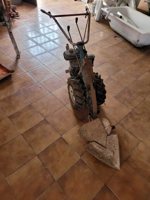 Pequeno trator de mão de combustão