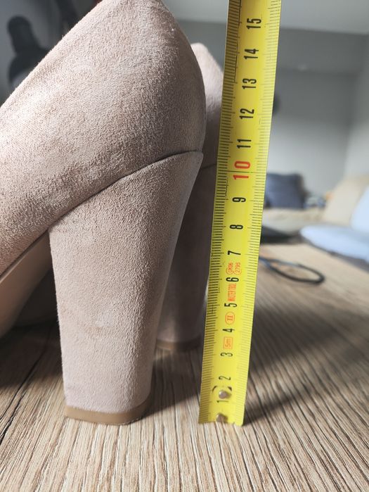 Жіночі туфлі з натуральної замші бежевого кольору