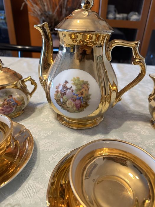 Magnífico Serviço de Chá Artibus Portugal – Porcelana Dourada e Cenas Galantes  15 Peças (Quinze)
