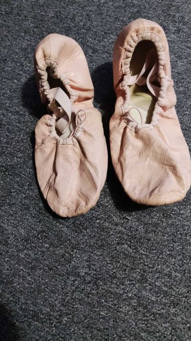 Взуття та речі для танців