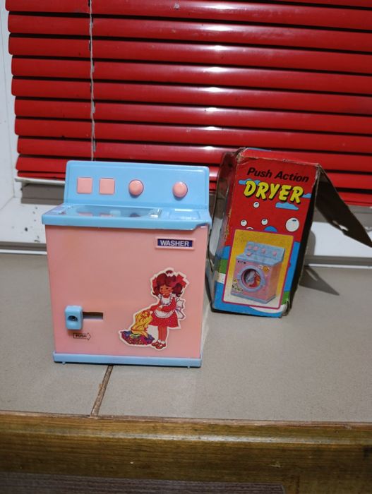 Це іграшка, яка імітує побутову техніку, популярна в 1980-х роках.