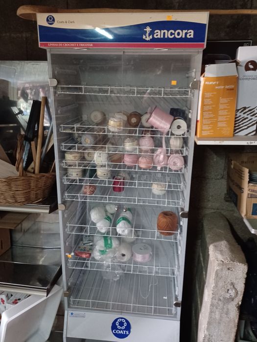 Móvel para guardar novelis de linhas