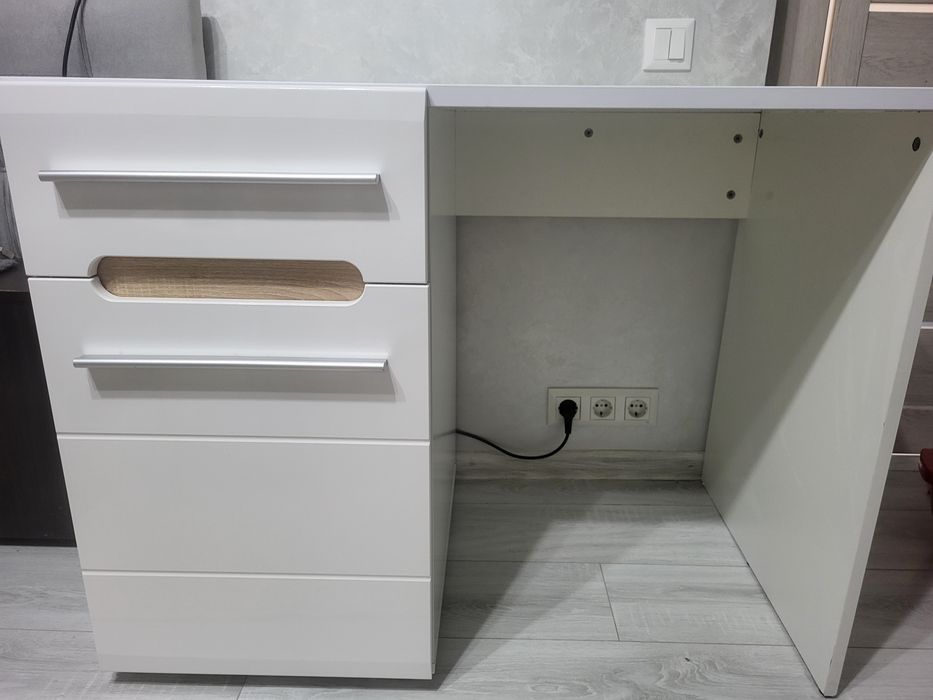 Продам білий письмовий/комп'ютерний стіл у хорошому стані.
