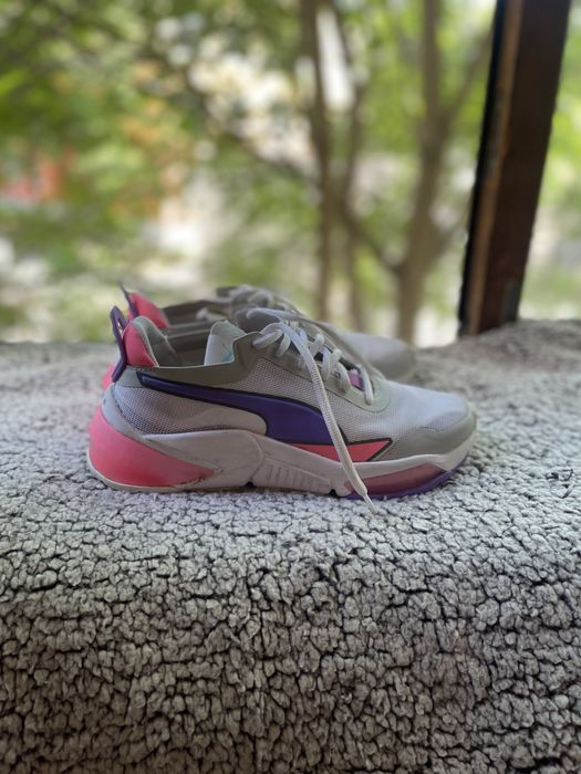 Кросівки жінгчі.