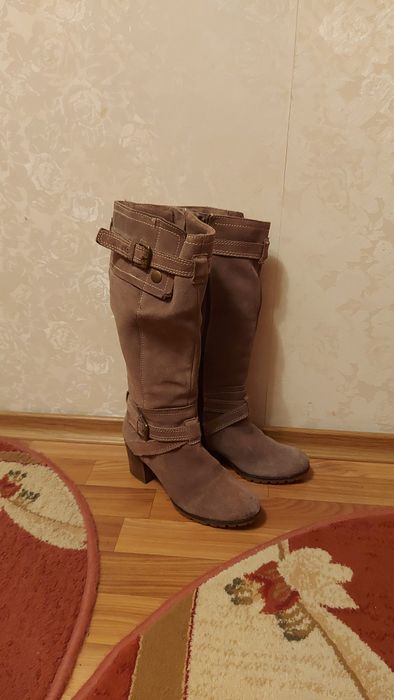 Продаю  замшевые женские сапоги!! В отличном состоянии!!