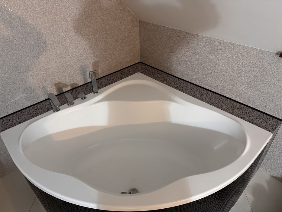 Wanna narożna dwuosobowa Ravak z kompletem baterii łazienkowych srebrn