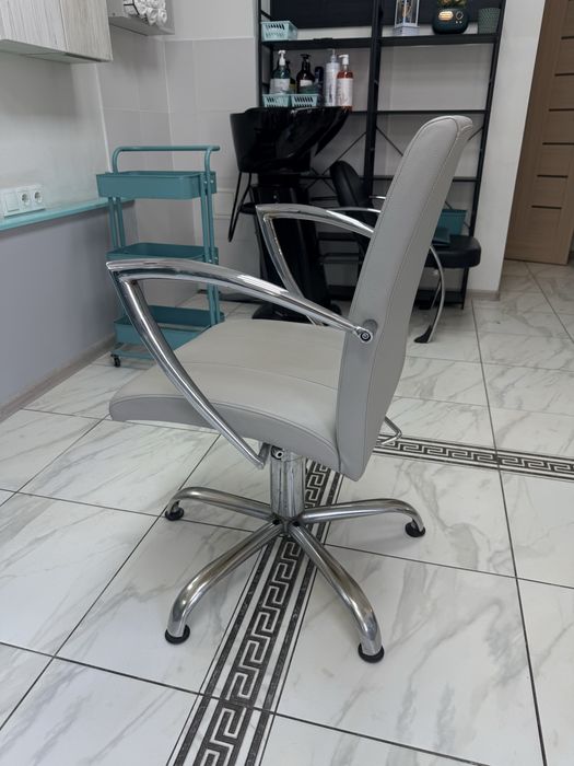 Продам перукарське крісло