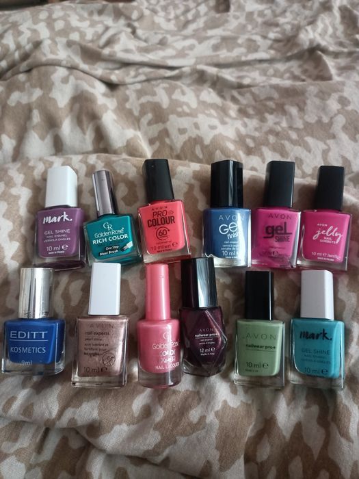 Lakiery do paznokci różne kolory