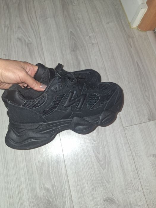 Czarne buty sportowe