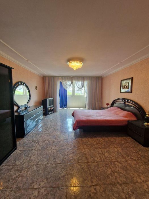 Продам простору 3-кімнатну квартиру на вул. А. Корольова (957-637)