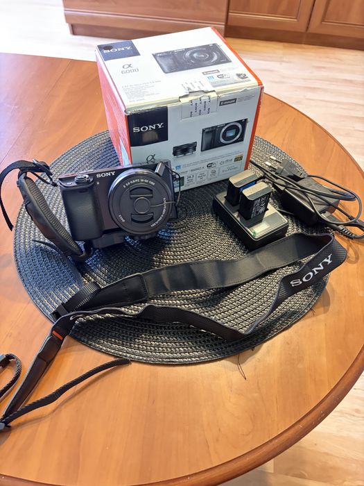 Aparat fotograficzny SONY a6000 niski przebieg APS-C.