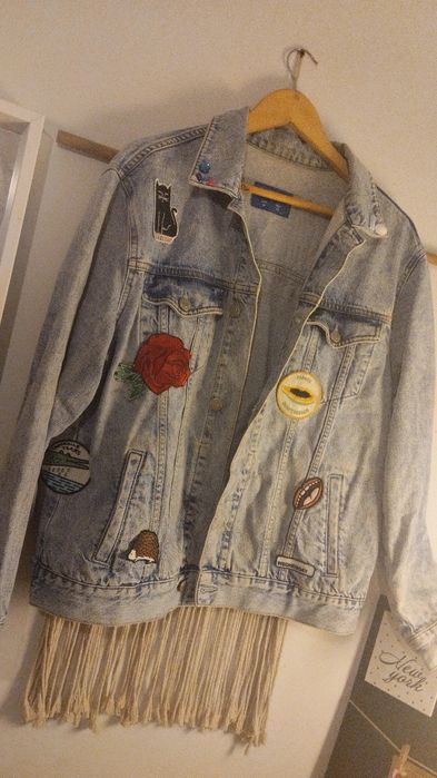 Casaco de ganga com adesivos