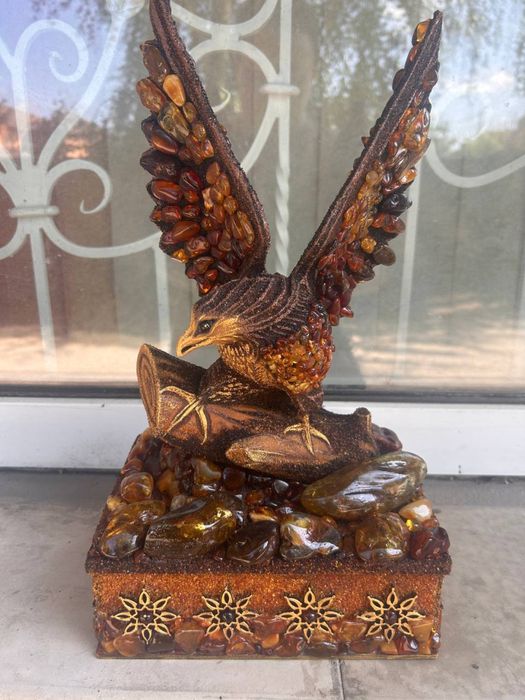 Сувенір з бурштину і дерева