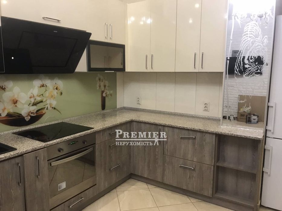 3-кімнатна квартира з сучасним ремонтом та меблями, двостороння