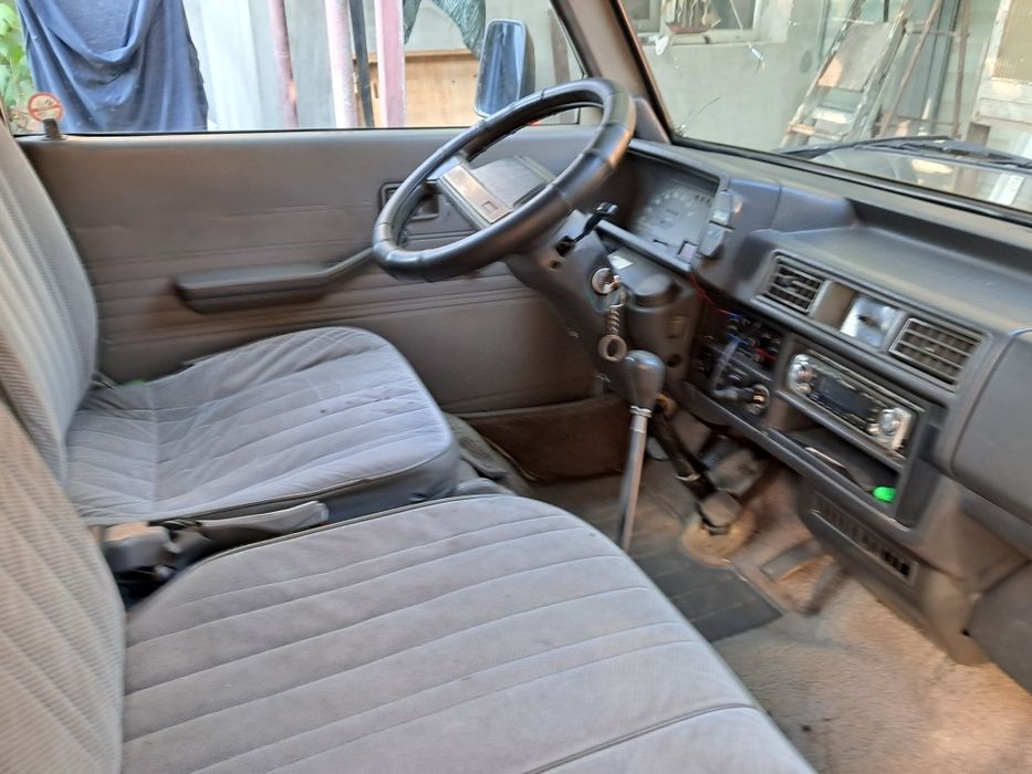 Автомобиль  MAZDA E2000