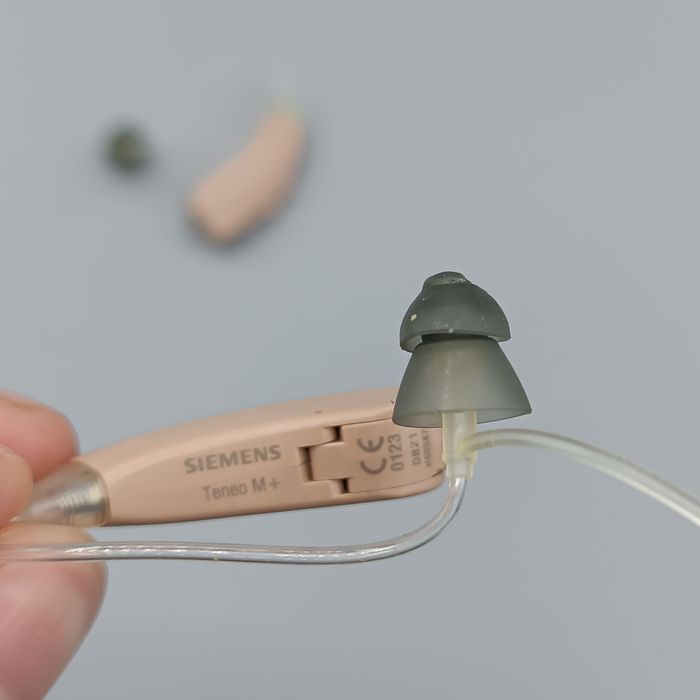 пара завушних слухових апаратів Siemens Teneo M+
