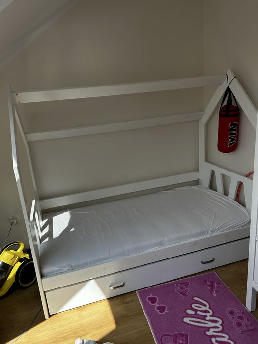 Łóżko z materacem