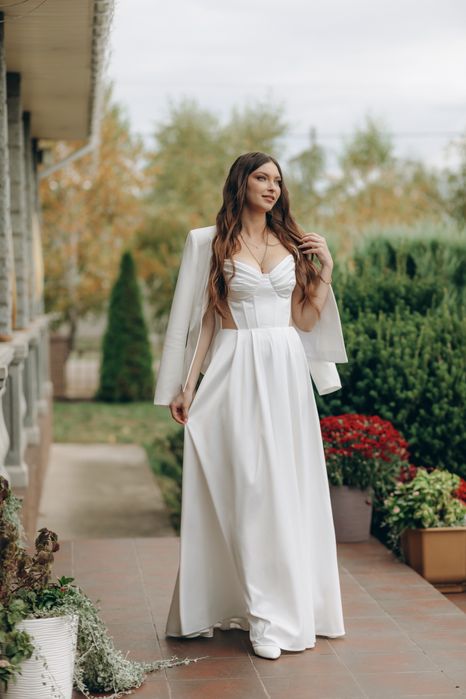 Весільна святкова біла довга сукня