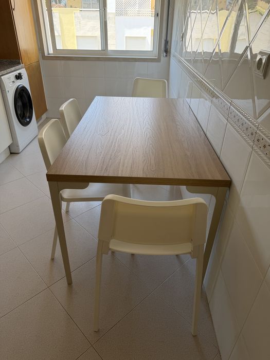 Mesa e 4 cadeiras
