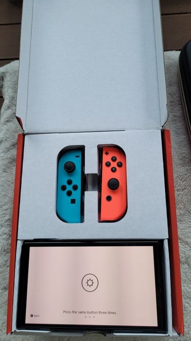 Nintendo Switch OLED z etui idealne