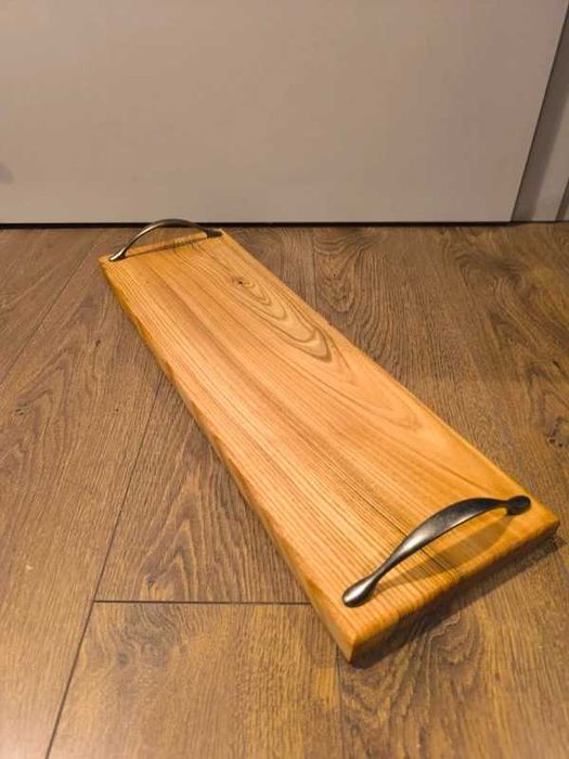 Drewniana deska do serwowania z metalowymi uchwytami – ręcznie robiona