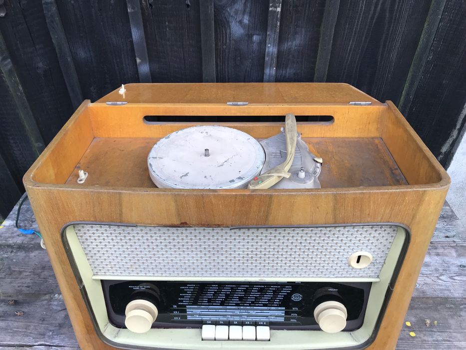 Stare radio z gramofonem Diora