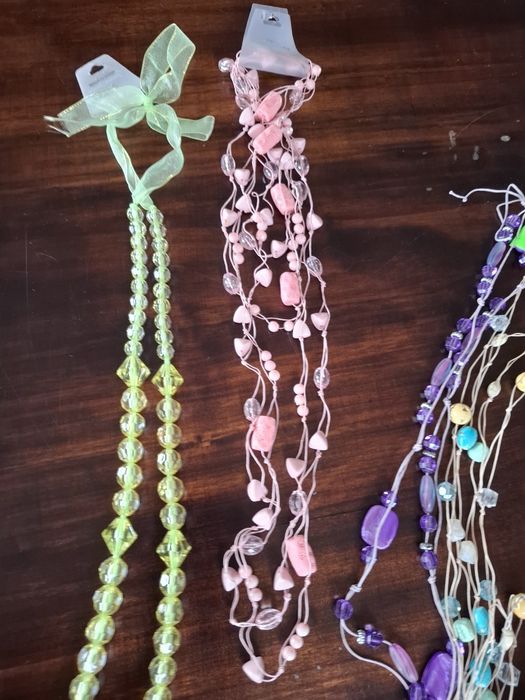 Długie korale , nazyjniki , 4 sztuki , nowe