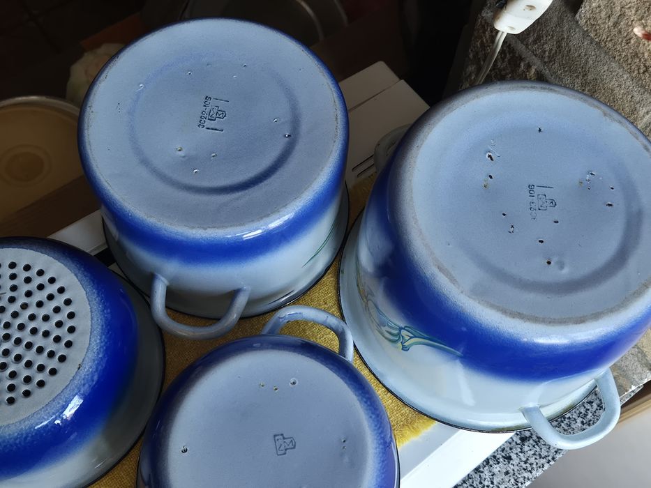 Набір емальованих кастрюль.