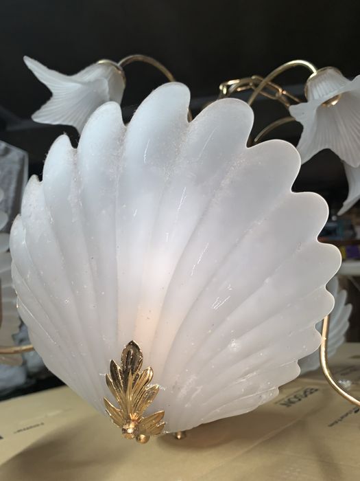 Candeeiro em vidro com caixilho dourada