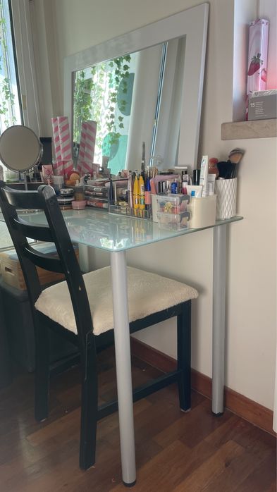 mesa de vidro com pes em metal