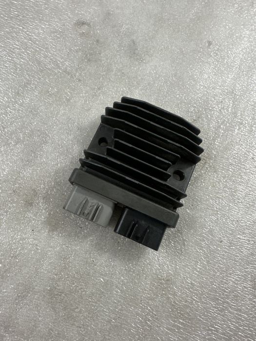 Triumph Street Triple 765 Regulator Napiecia 2022