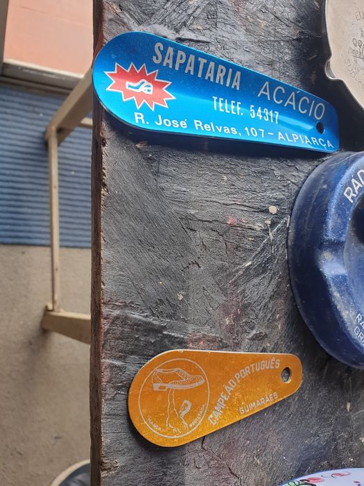 Diversos cinzeiros e Calcadeiras