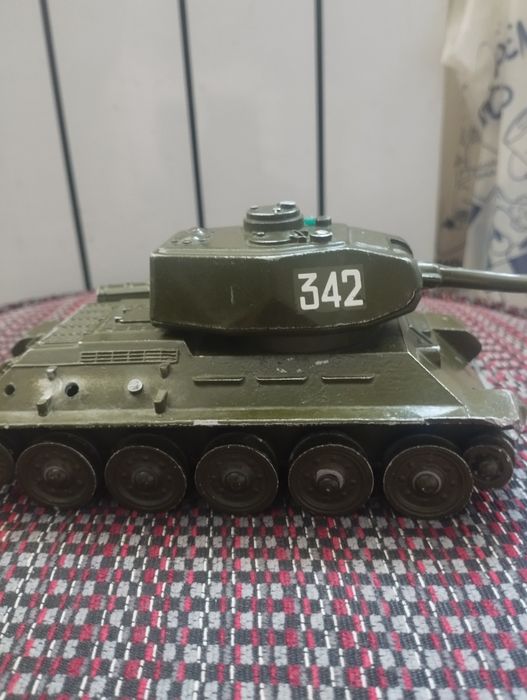 Іграшковий танк з радянського союзу