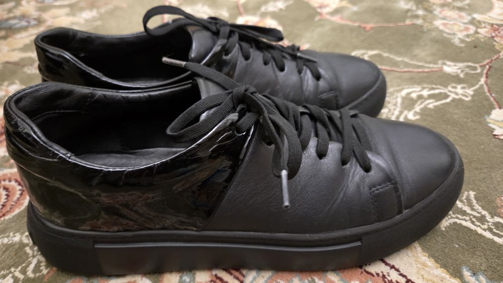 Шкіряні туфлі в ідеальному стані.Estro .39 р.