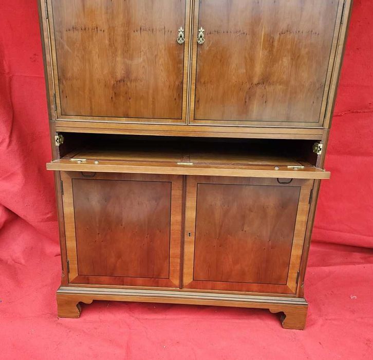 Móvel para televisão fechado