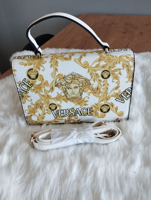 Biała torebka ze złotą aplikacją Versace.