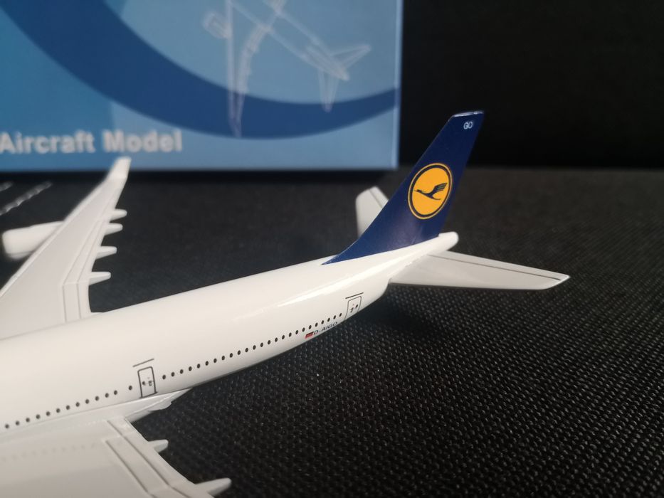 Model samolotu samolot jak Lufthansa ok. 15 cm