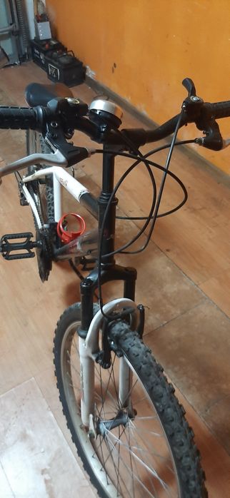 Bicicleta BTT Juvenil 24” Preta/Branca – Suspensão – Boa Oportunidade