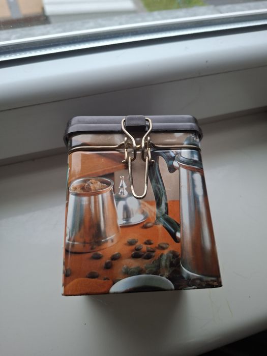 Puszka metalowa na herbate