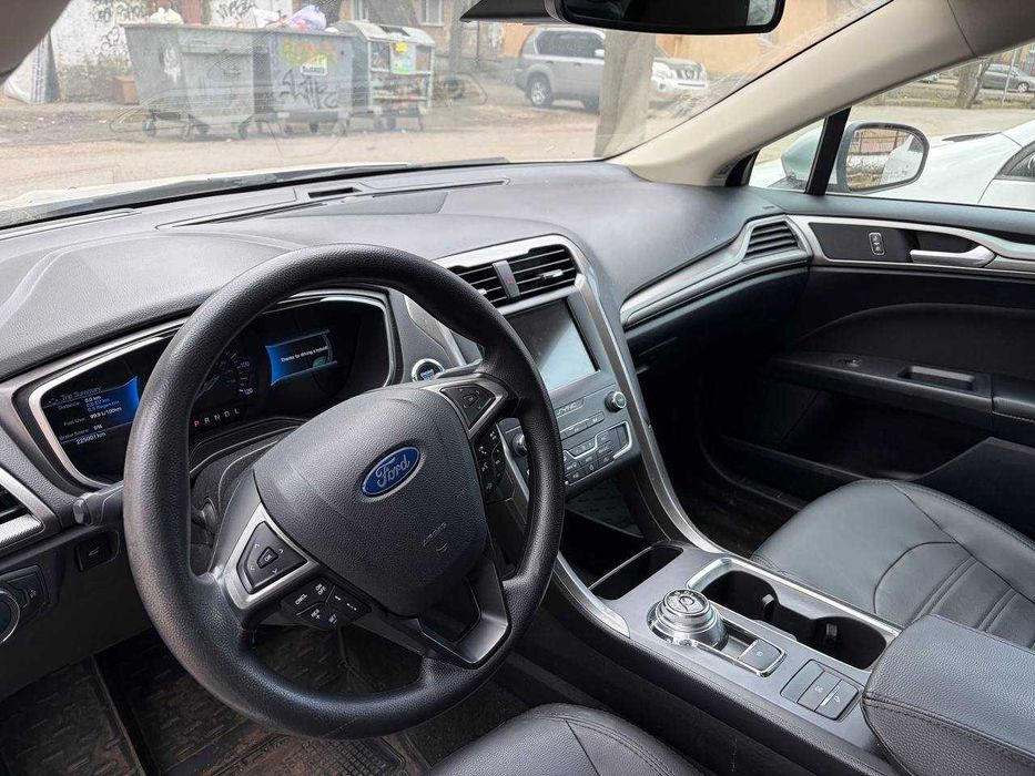 Оренда автомобіля Ford Fusion Hybrid 2019