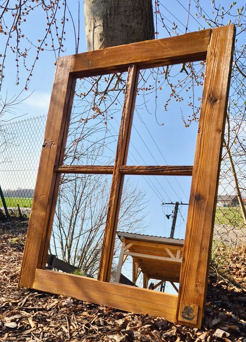 Lustro zamknięte w ramie ze starego drewna