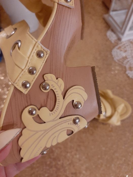 Żolte koapeczki na katurnie