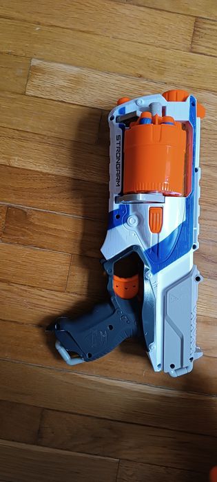 Nerf.   Firesreak Elite,  strongarm elite
