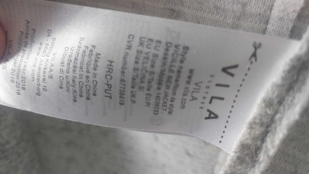 Casaco cinzento com capuz