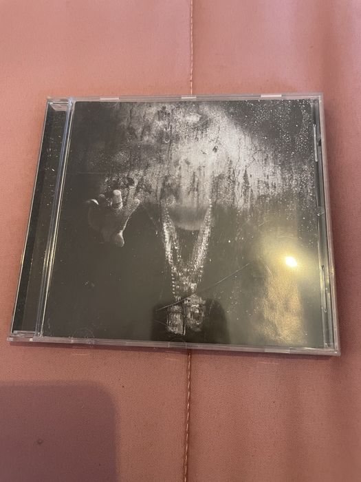 Vendo varios cds, cada um com o valor de 7€