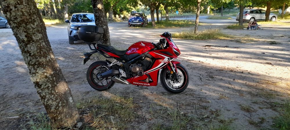 Honda CBR 650 R vermelha
