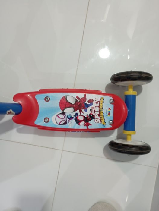 Trotinete do homem -aranha